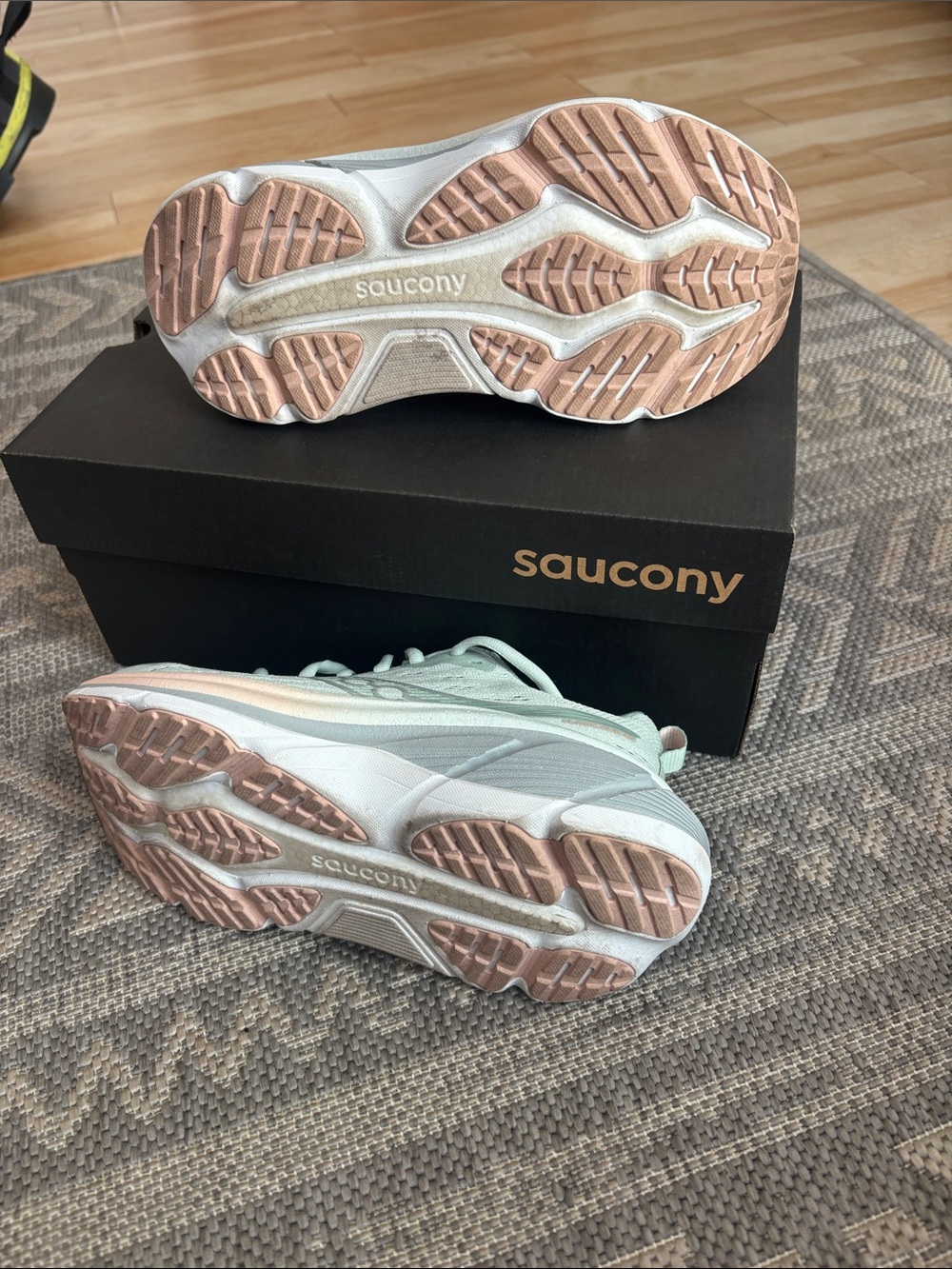 Saucony Hurricane25 Women's Mint & Pink Running Shoes.  Size 7 - Picture 2 of 5